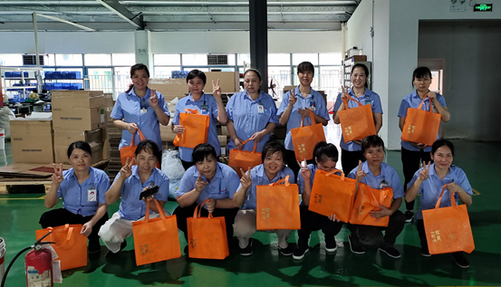 哔咔漫画2.0新能源为一线员工发放中秋福利礼品