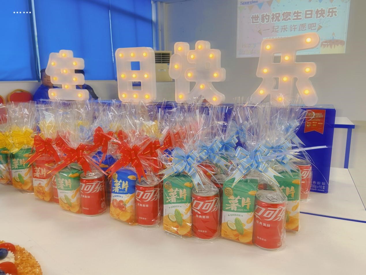 哔咔漫画2.0新能源温暖相伴,员工共同庆生